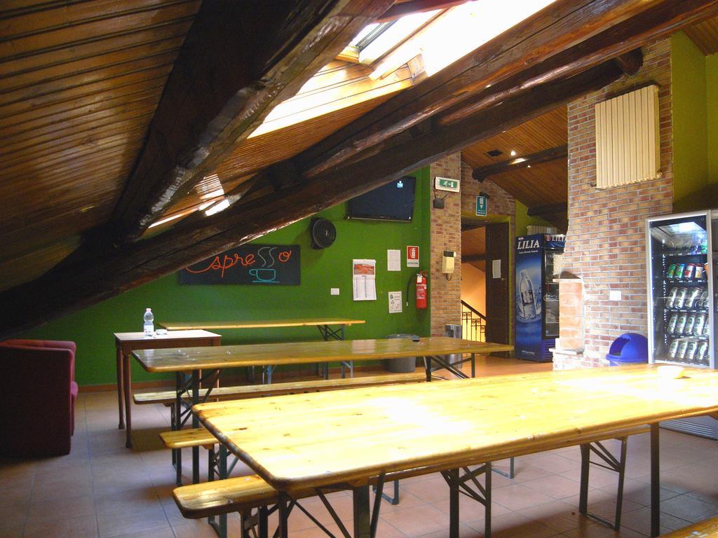 Hostel California Милано Екстериор снимка