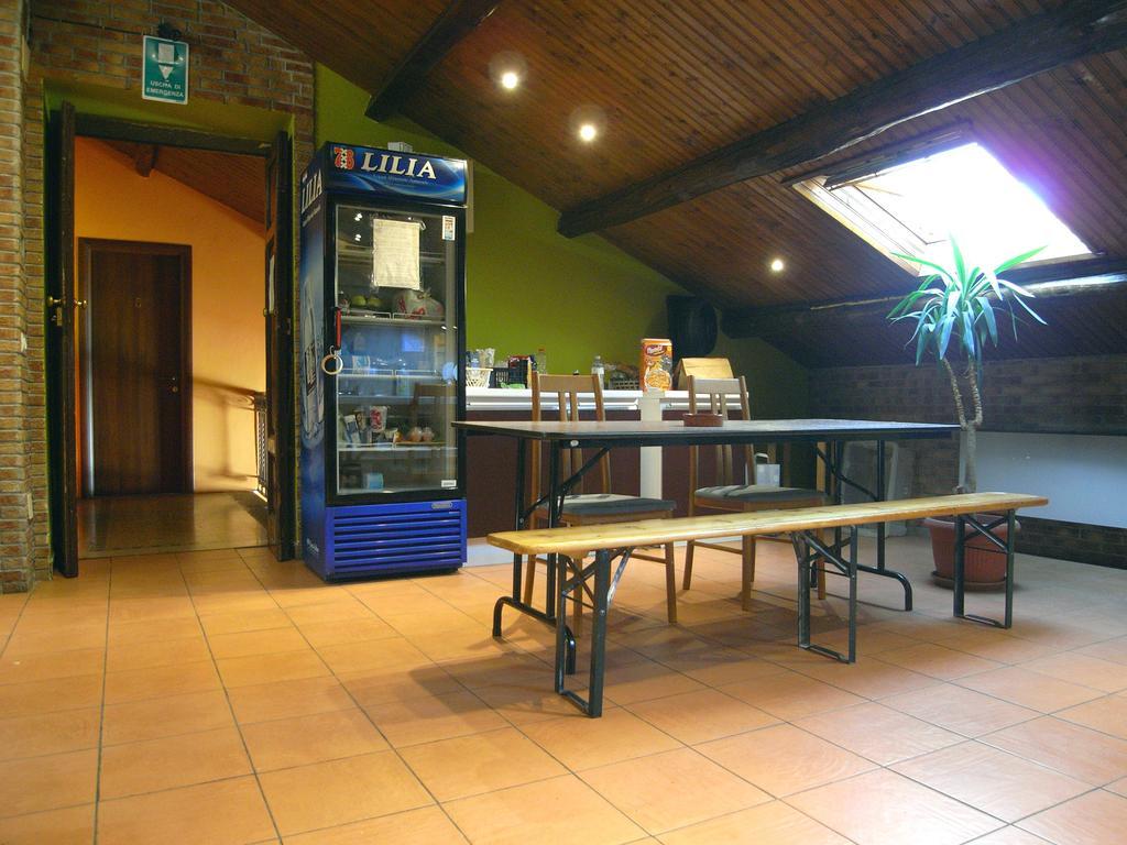 Hostel California Милано Екстериор снимка