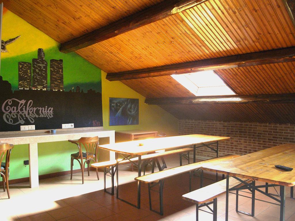 Hostel California Милано Екстериор снимка