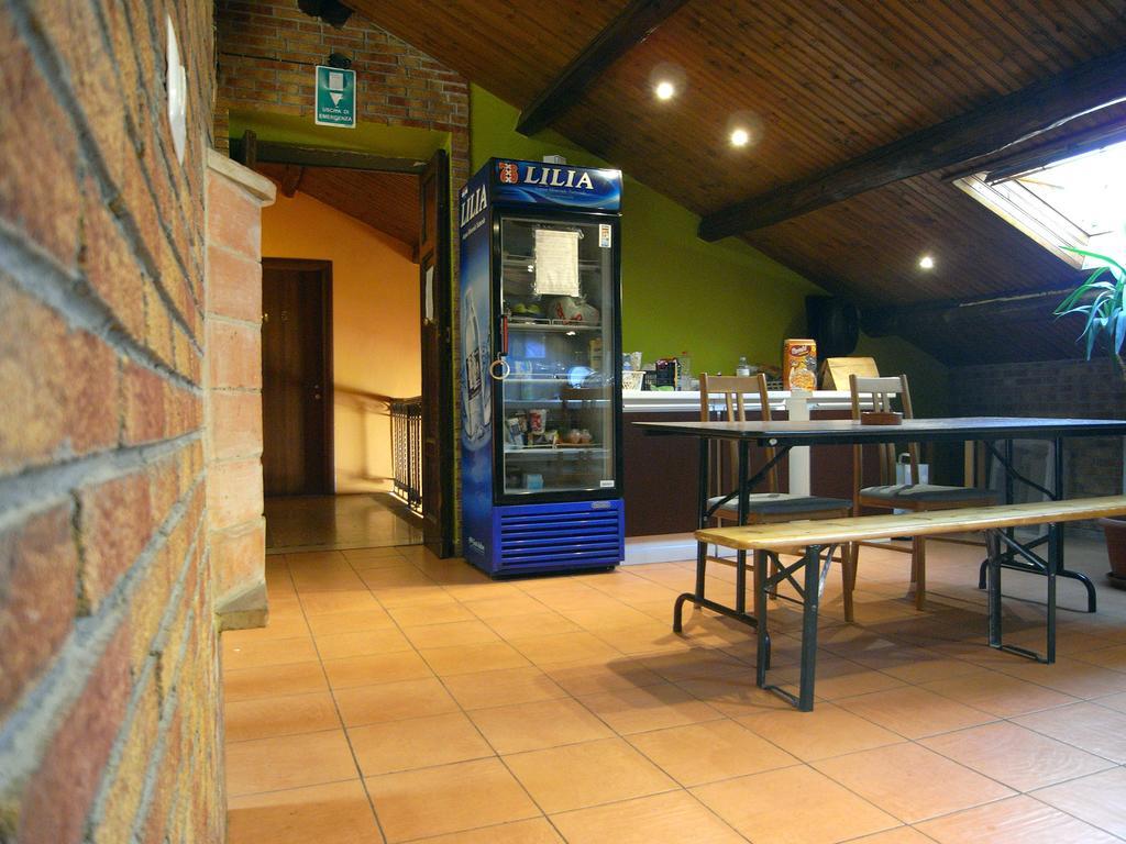 Hostel California Милано Екстериор снимка