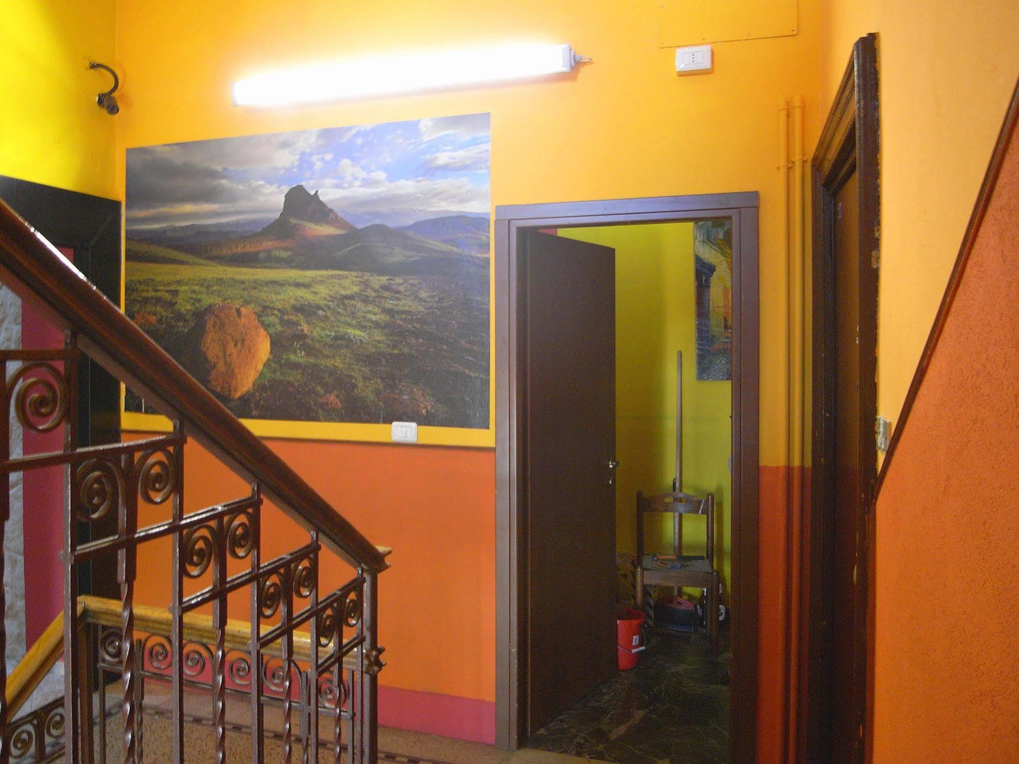 Hostel California Милано Екстериор снимка
