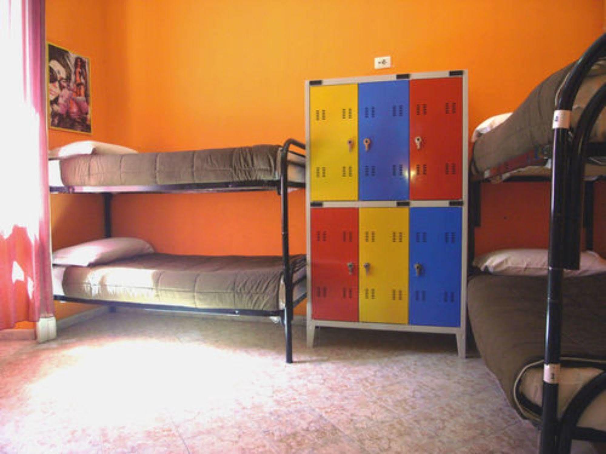 Hostel California Милано Екстериор снимка