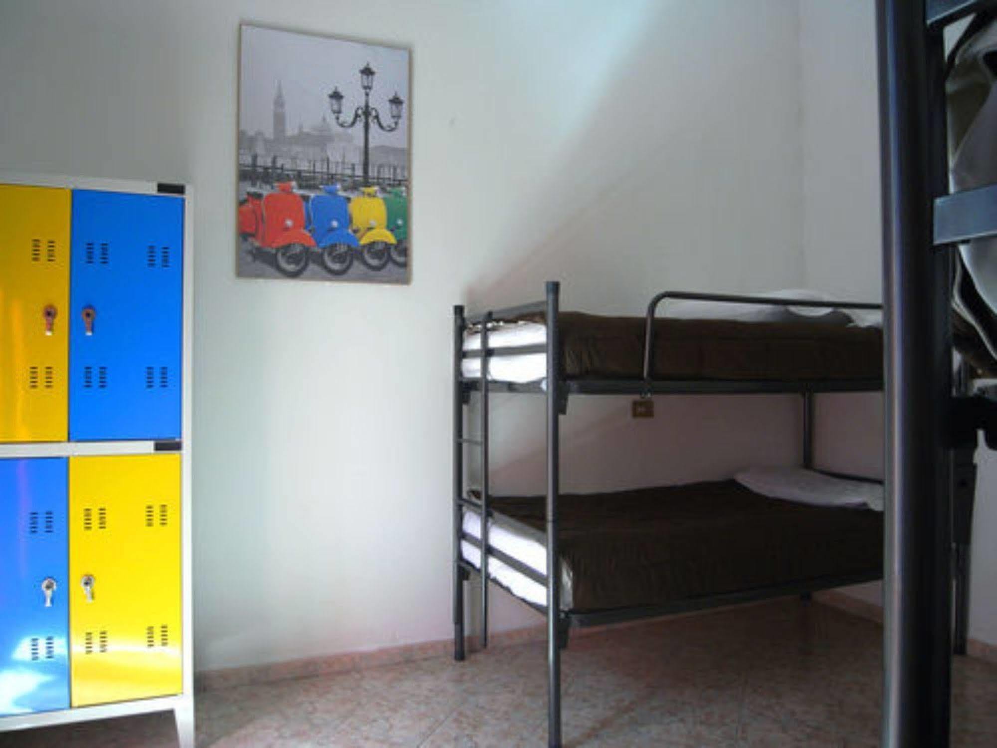 Hostel California Милано Екстериор снимка