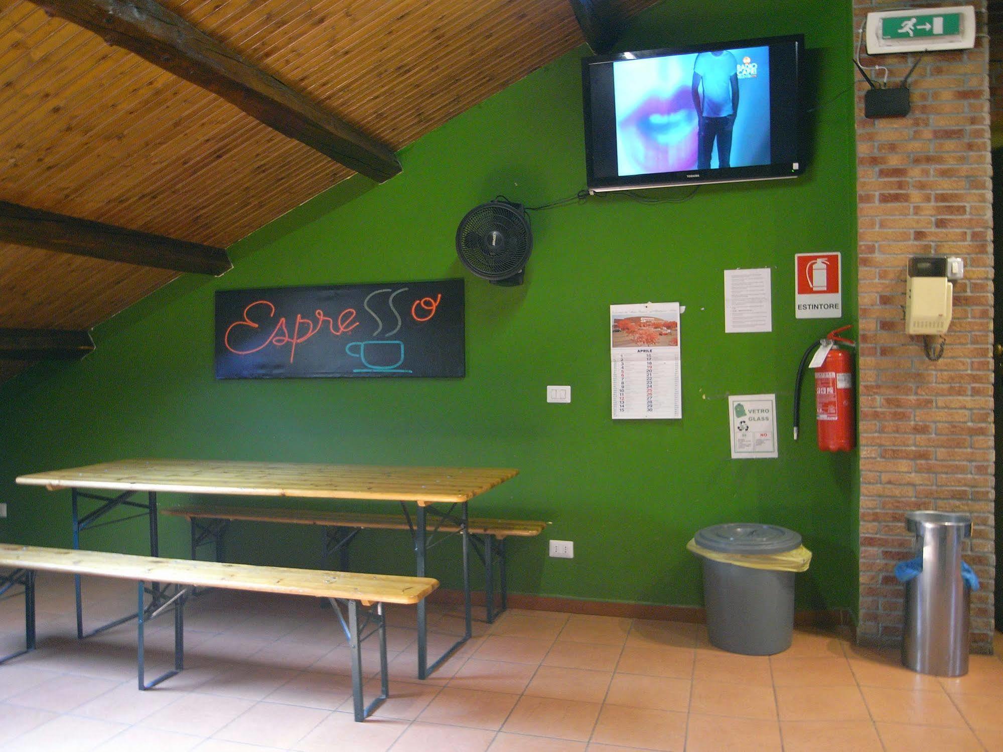Hostel California Милано Екстериор снимка