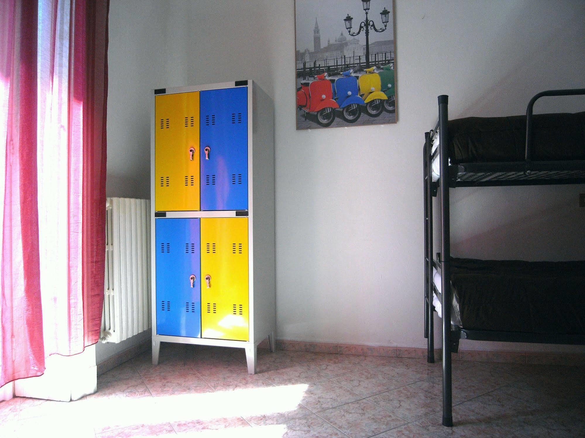 Hostel California Милано Екстериор снимка
