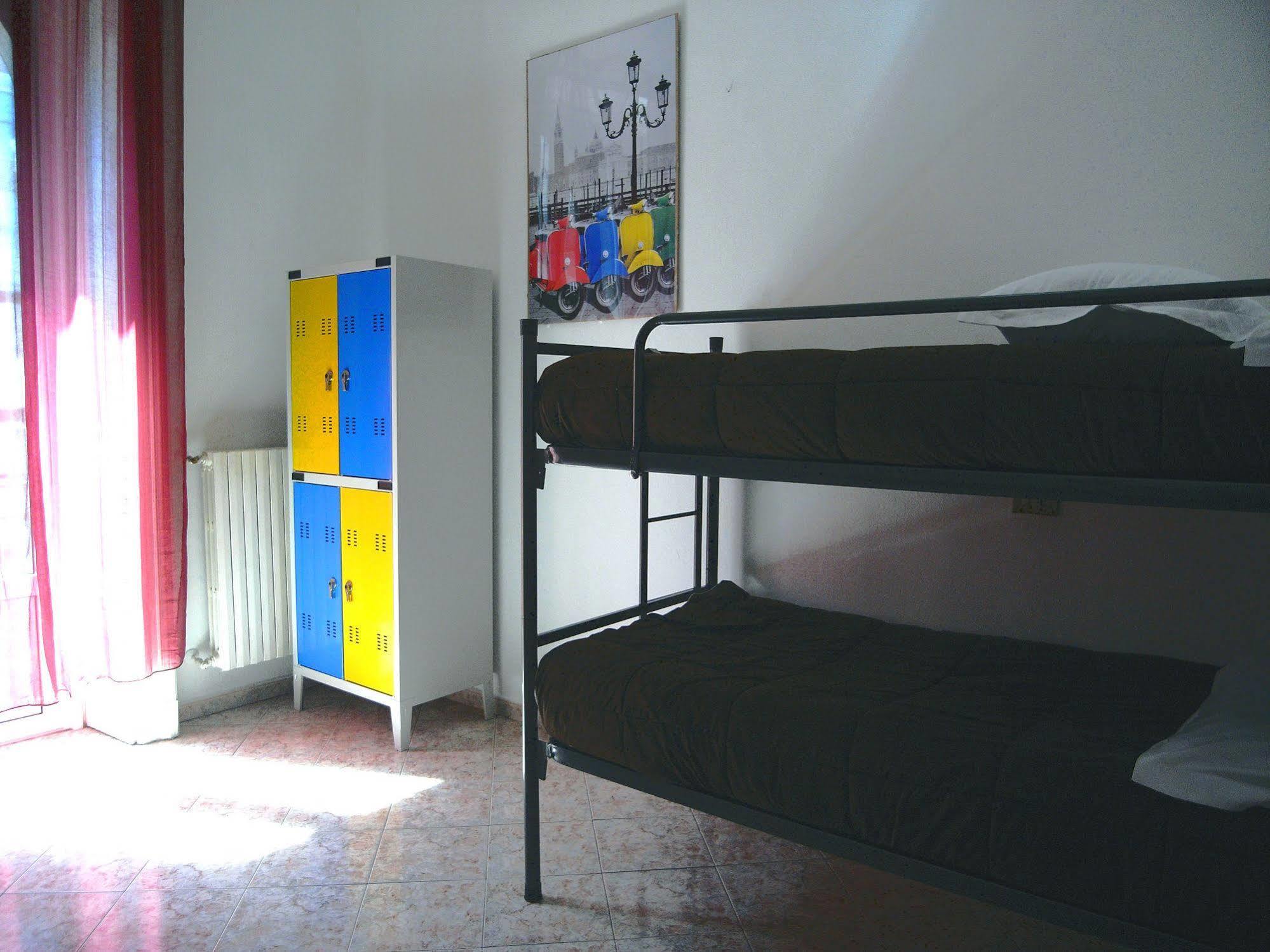 Hostel California Милано Екстериор снимка