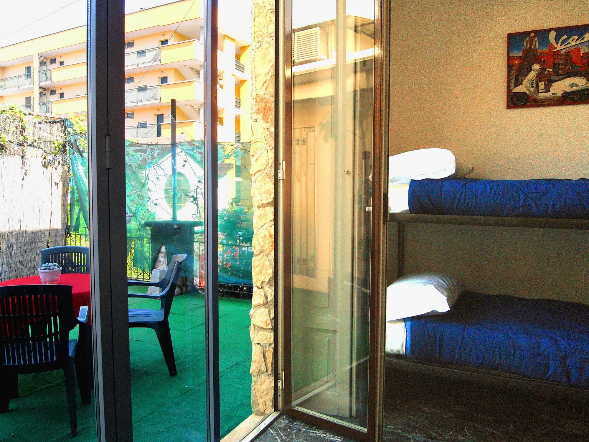 Hostel California Милано Екстериор снимка