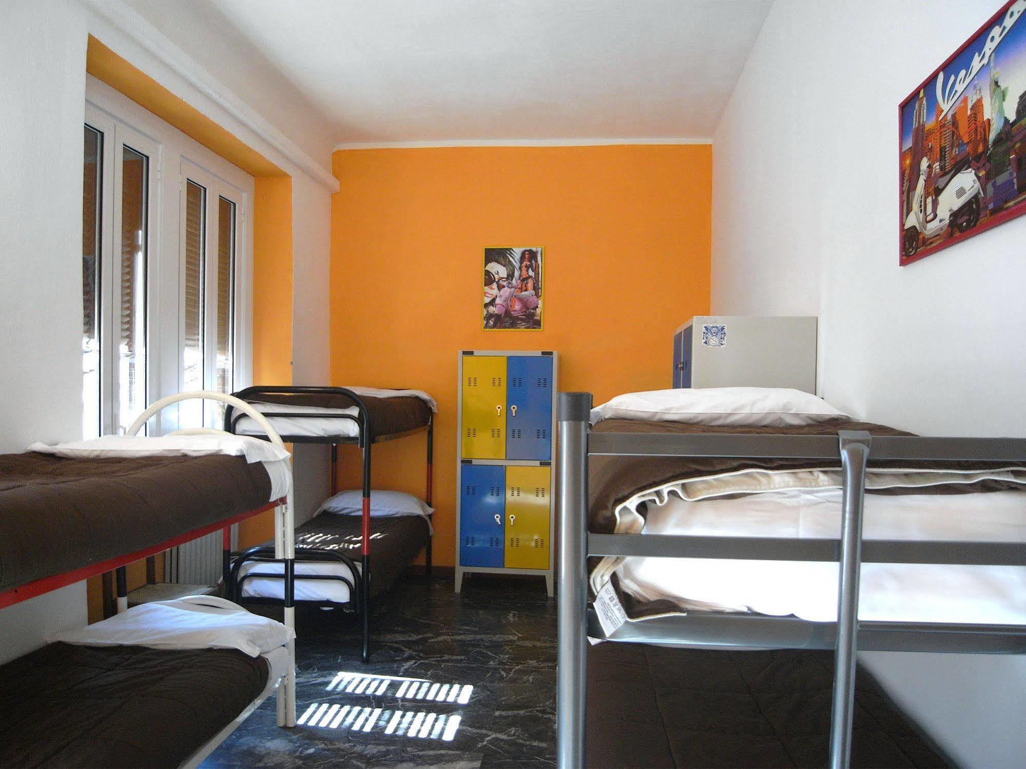 Hostel California Милано Екстериор снимка