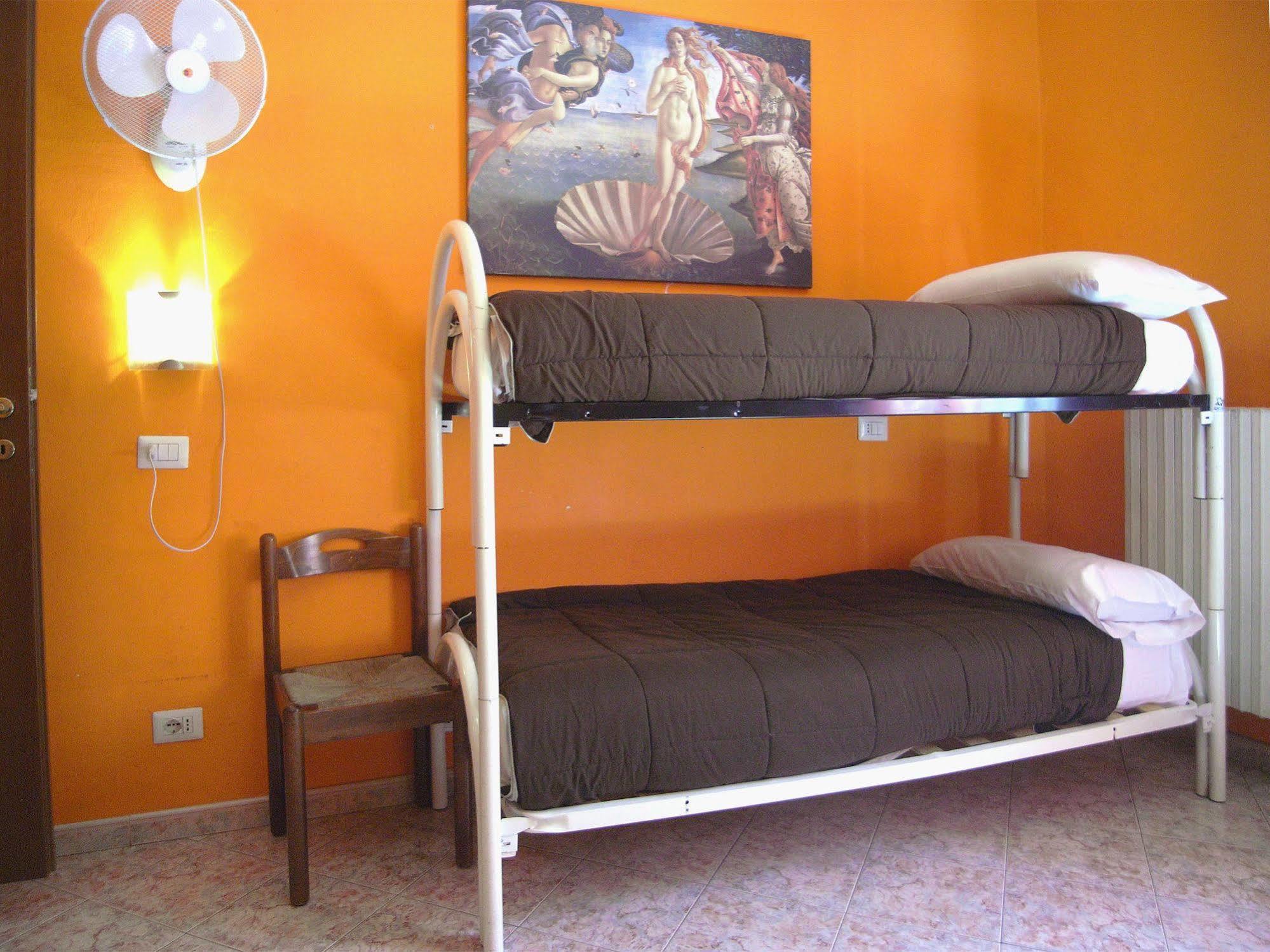 Hostel California Милано Екстериор снимка
