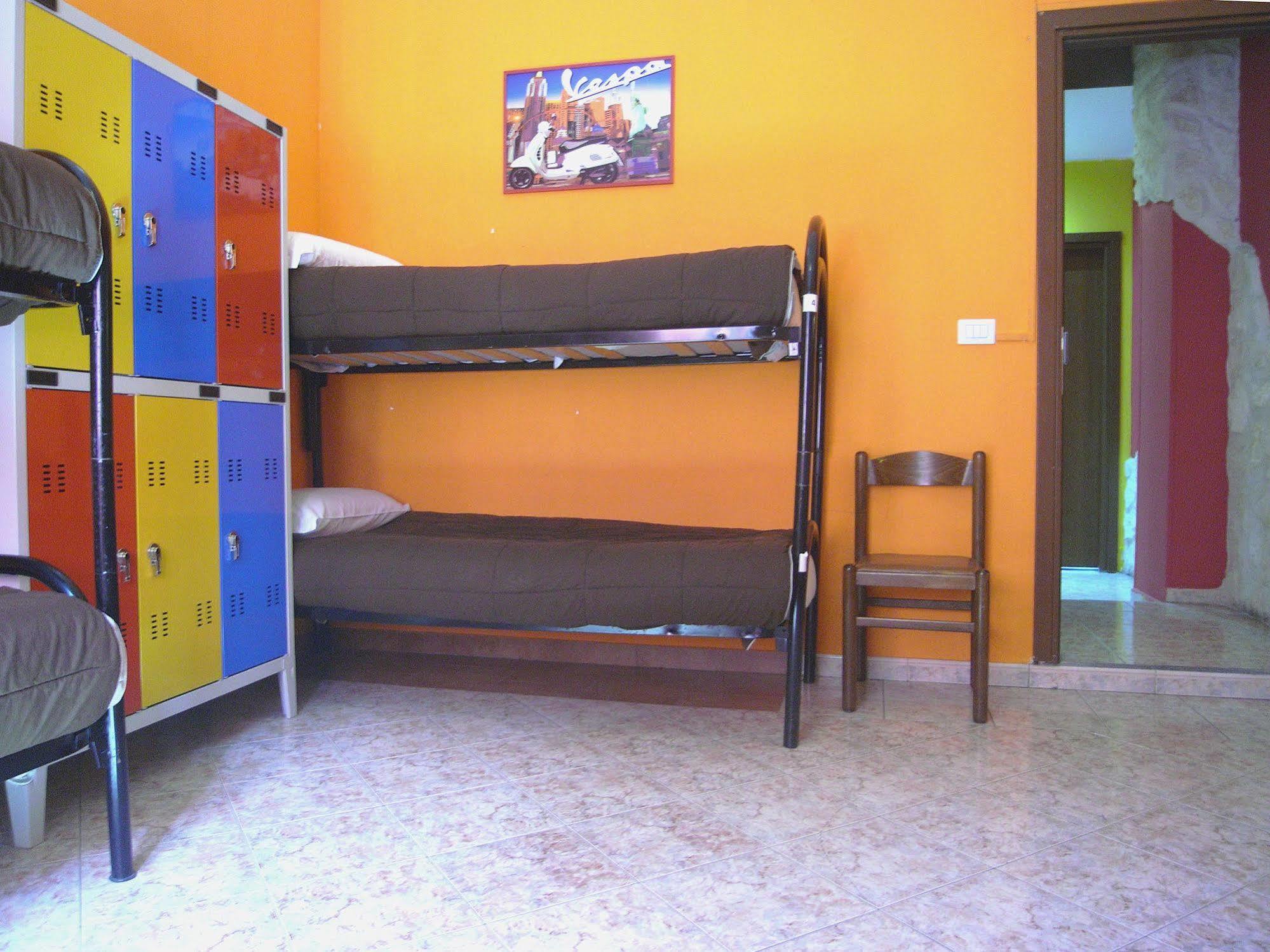 Hostel California Милано Екстериор снимка