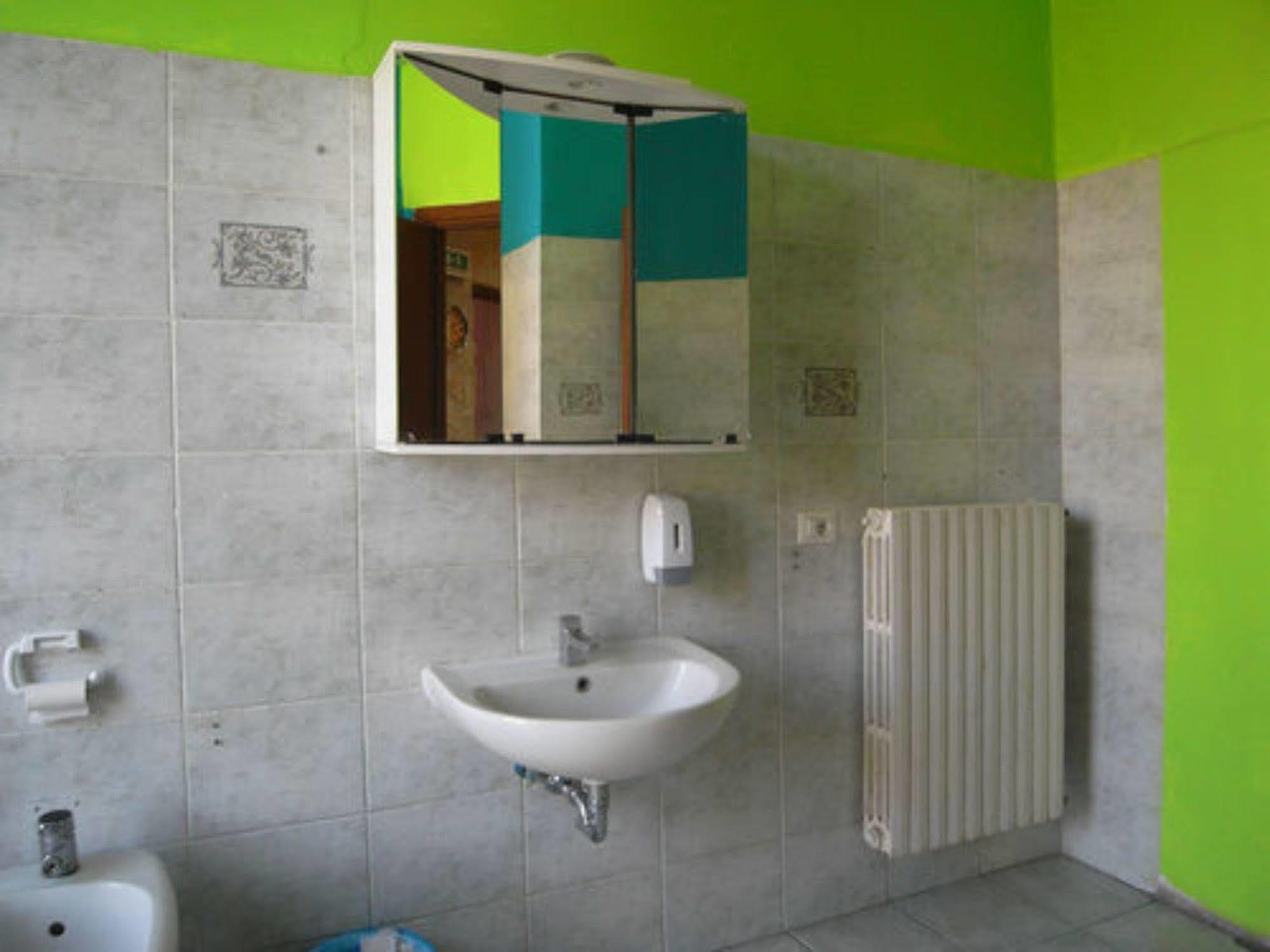 Hostel California Милано Екстериор снимка