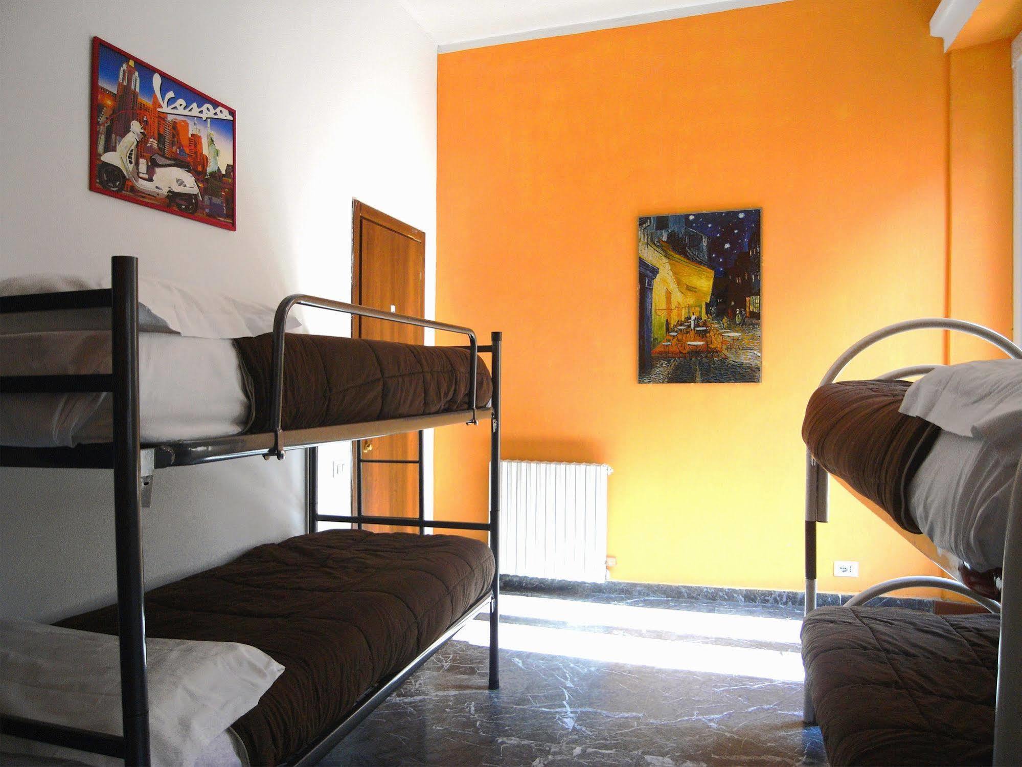 Hostel California Милано Екстериор снимка