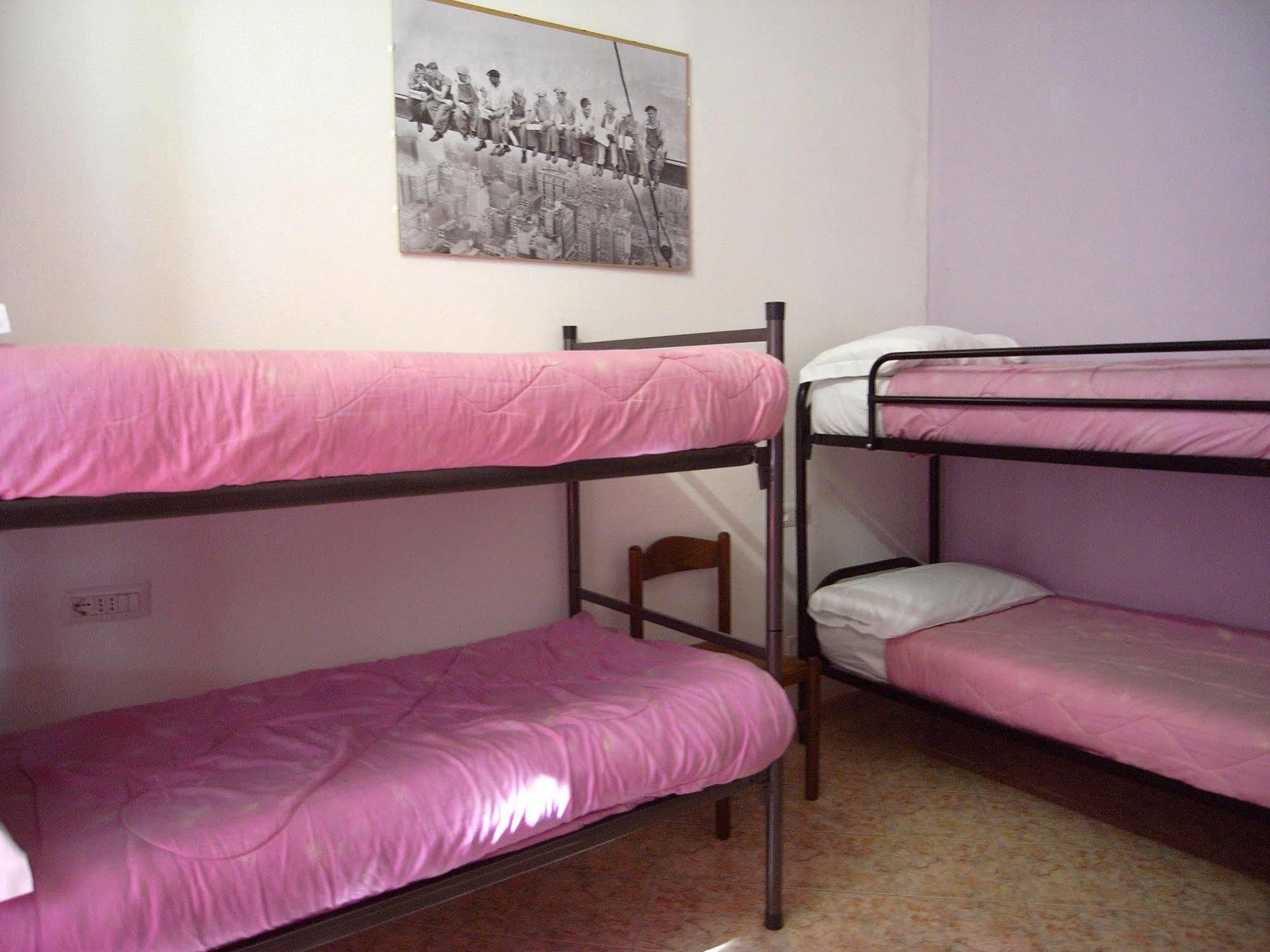 Hostel California Милано Екстериор снимка