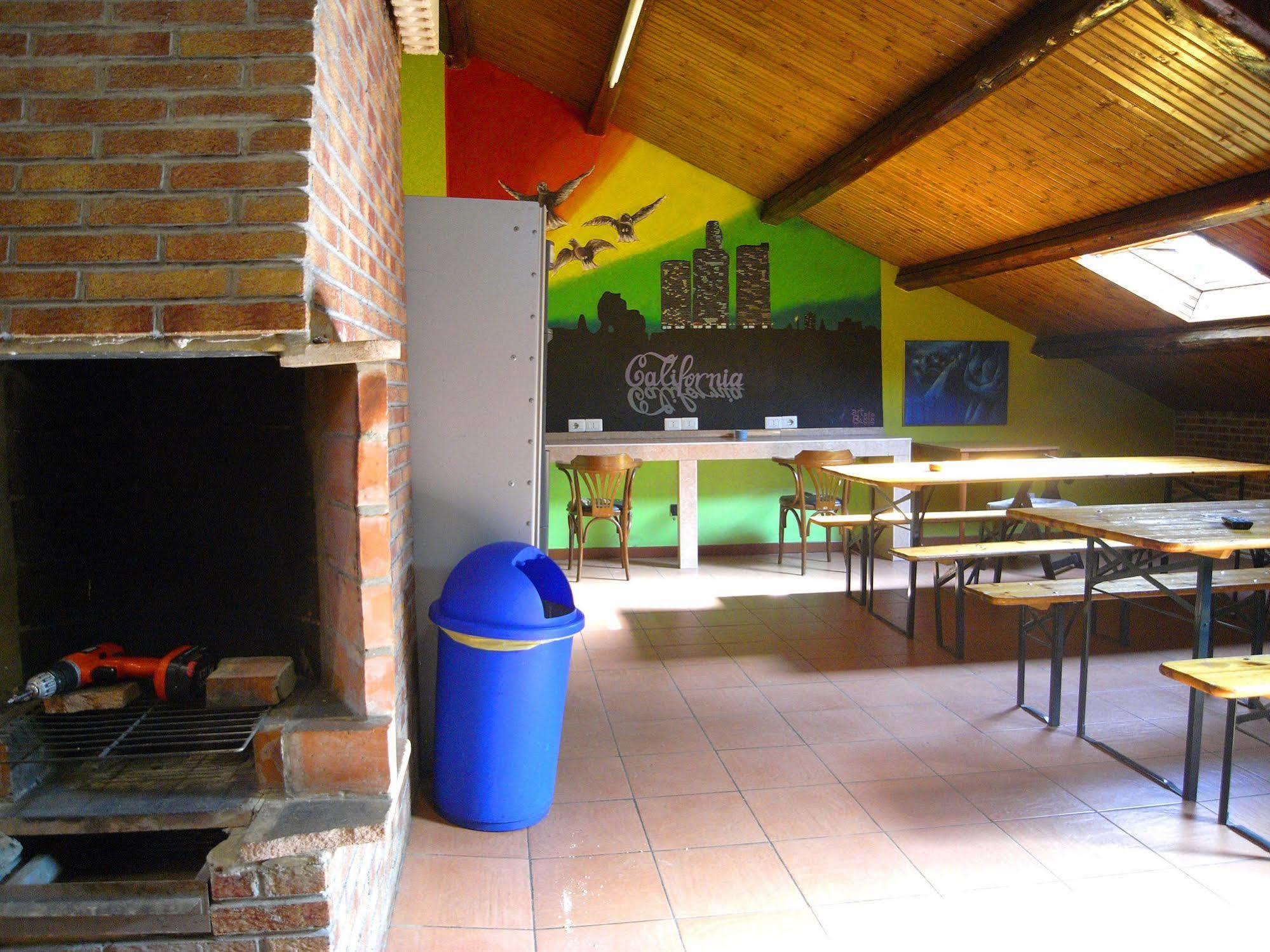 Hostel California Милано Екстериор снимка