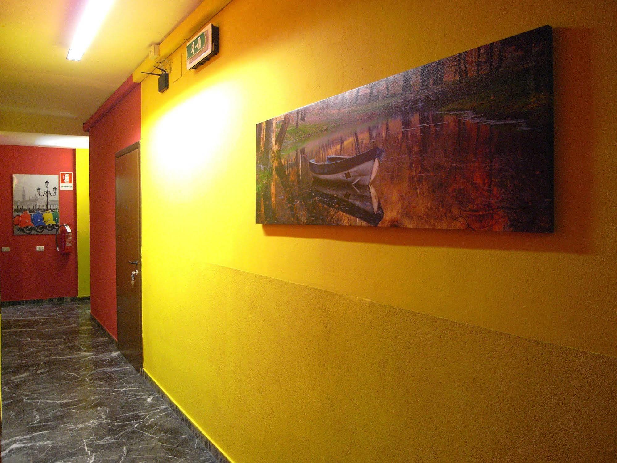 Hostel California Милано Екстериор снимка