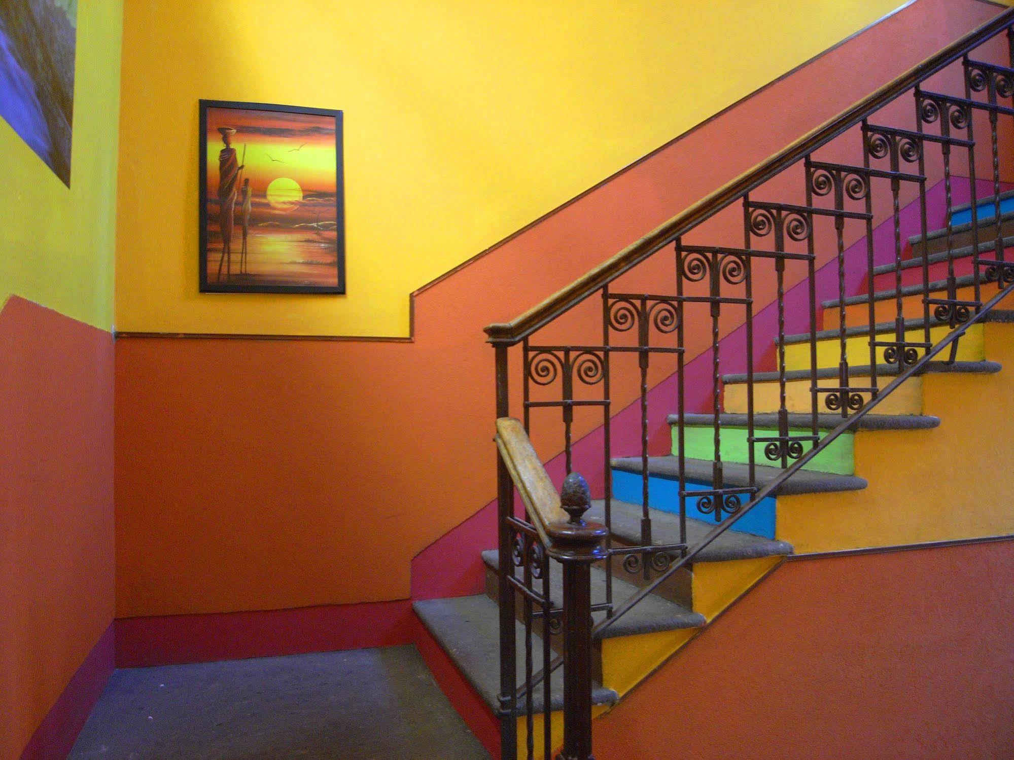 Hostel California Милано Екстериор снимка