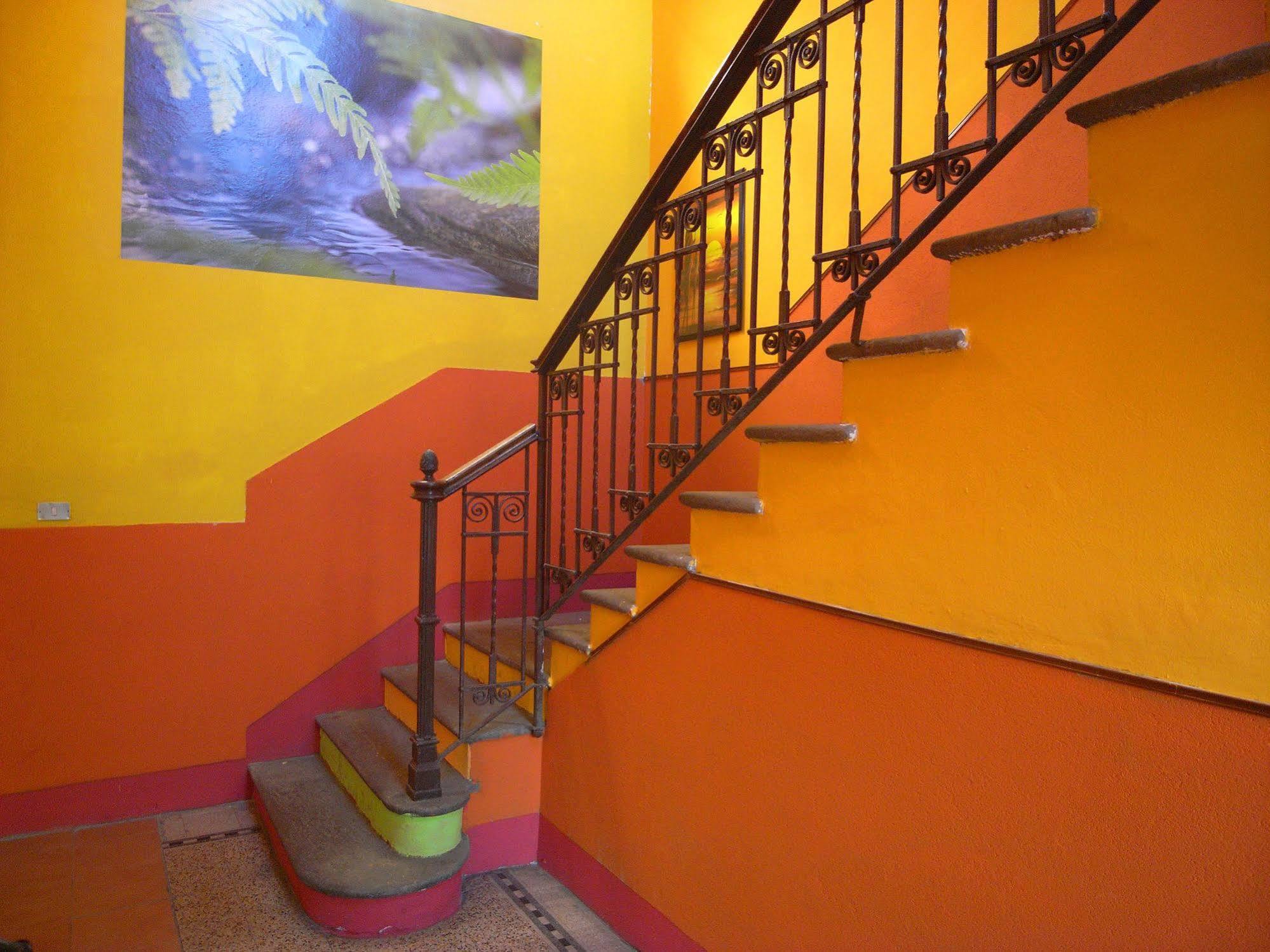 Hostel California Милано Екстериор снимка