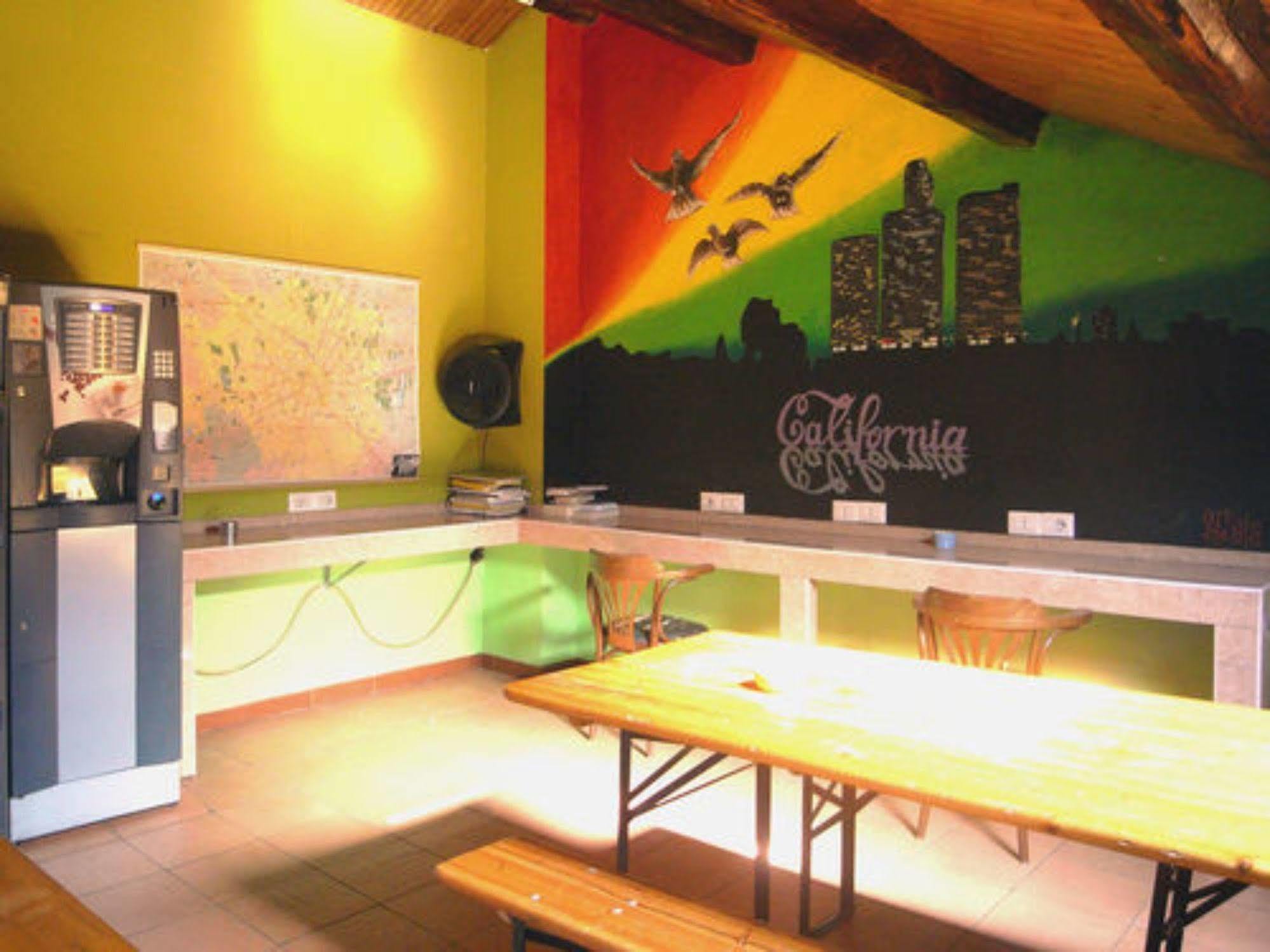 Hostel California Милано Екстериор снимка